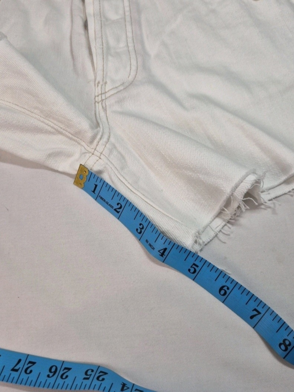 Free People Women's Shorts Size 27 Ivory Denim Raw Hem Fly Botón. 36 - Picture 13 of 13